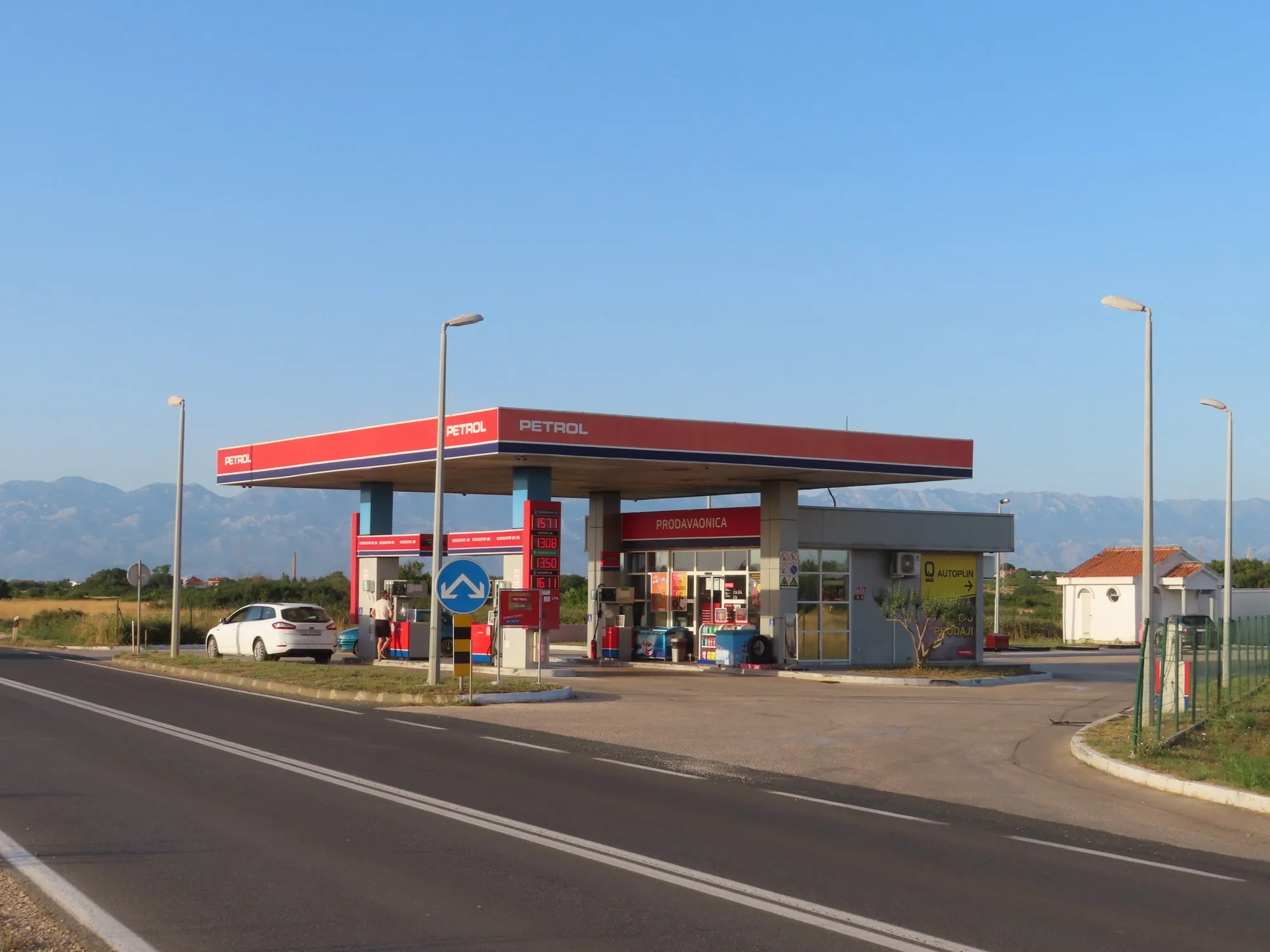 Benzinska postaja uz cestu kod Nina, s Velebitom u pozadini