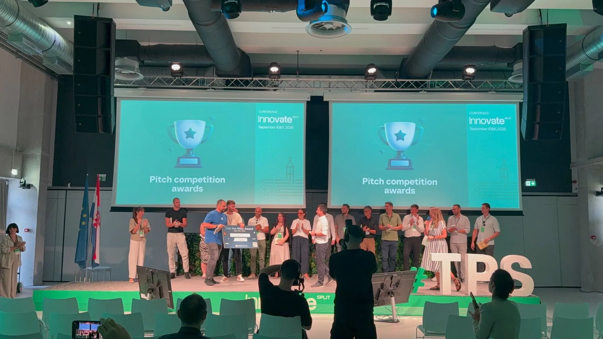 Dodjela nagrada pitch natjecanja na pozornici konferencije Innovate Split