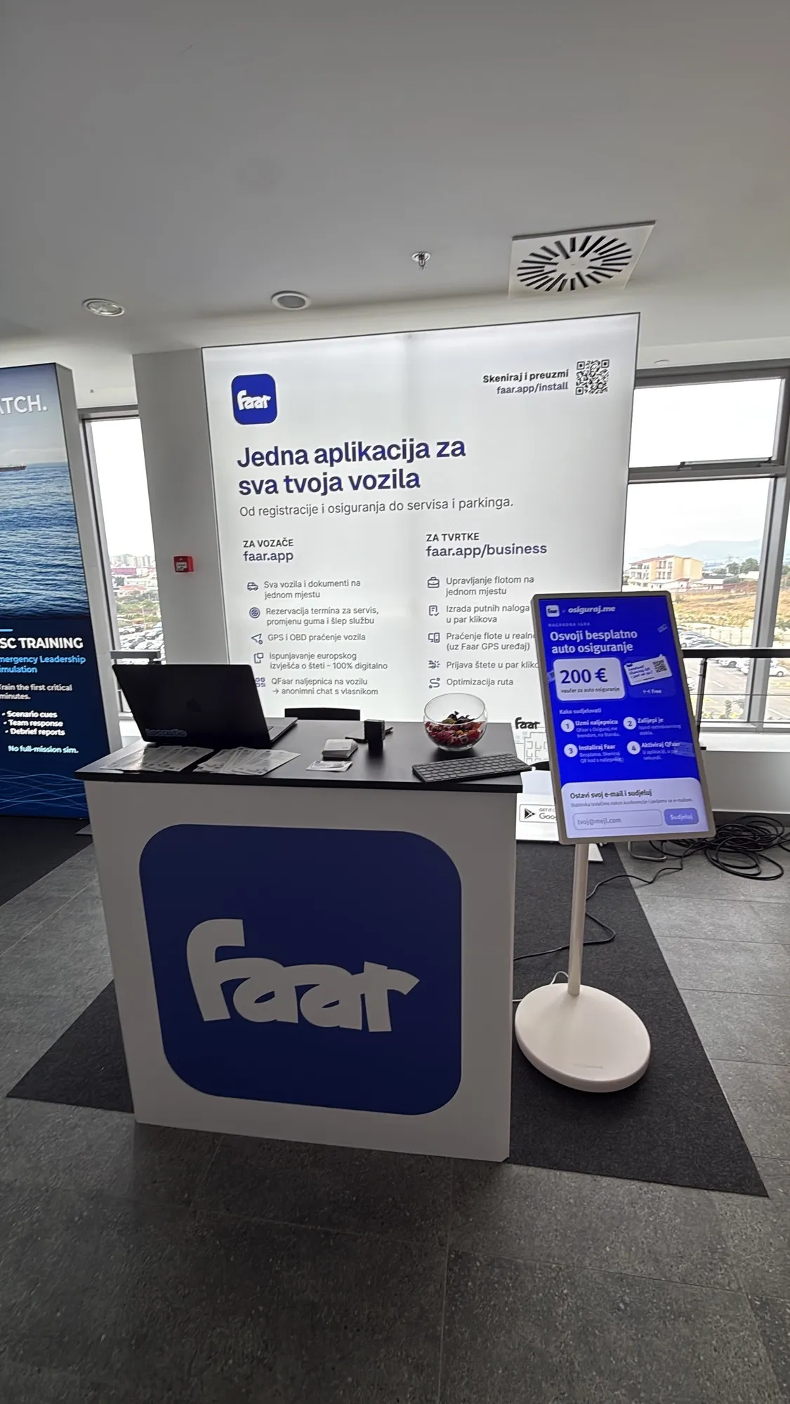 Faar štand na Innovate Splitu s rollupom i ekranom nagradne igre