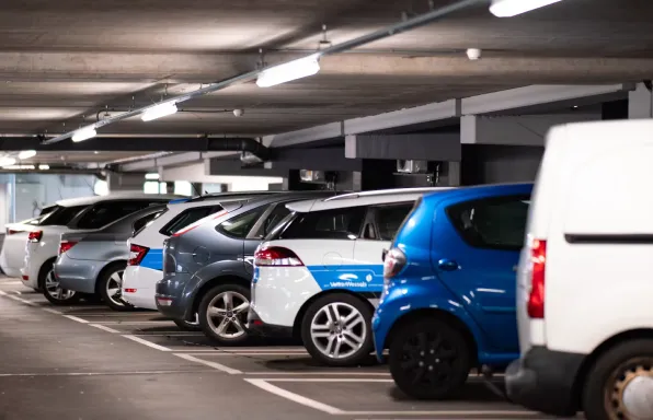 Red parkiranih automobila u javnoj garaži