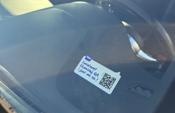 Faar QR naljepnica na vjetrobranu automobila, s natpisom "Smetam? Skeniraj QR i javi mi se!"